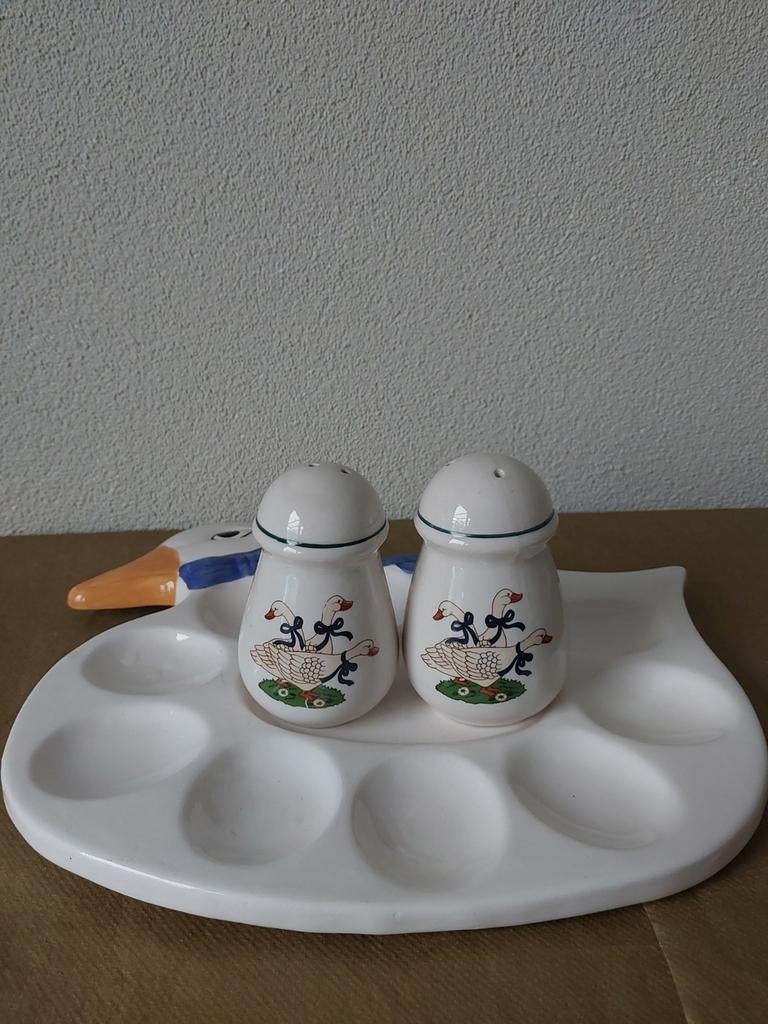 Leuke eierserveerschaal in vorm gans met peper- en zoutstel, Keramiek, Overige typen, Ophalen of Verzenden, Zo goed als nieuw