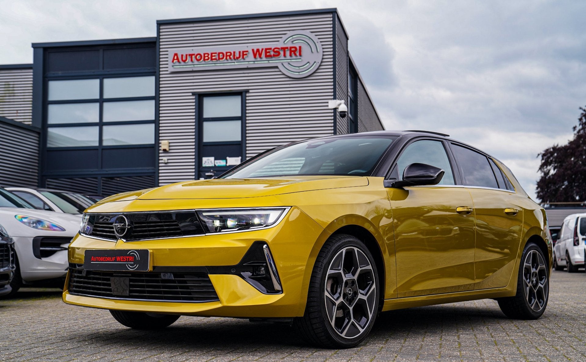 Opel Astra 1.2 Ultimate | Head Up Display | 360 Camera | Sto, Gebruikt, 1199 cc, Automatische klimaatregeling, Geel