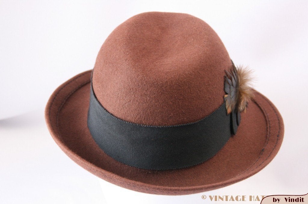 Vintage Dameshoed Mayser bruin met veertjes 56, 56 of 57 cm (M, 7 of 7⅛ inch), Mayser, Hoed, Ophalen of Verzenden