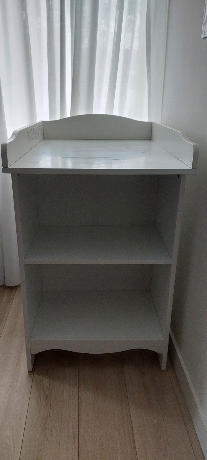 Witte Commode met Opstaande Rand en Opbergruimte, Ophalen