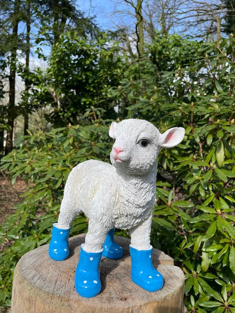 Beeld lammetje laarsjes, kinderkamer, babykamer Blauw 30cm, Ophalen of Verzenden, Nieuw, Kunststof, Dierenbeeld