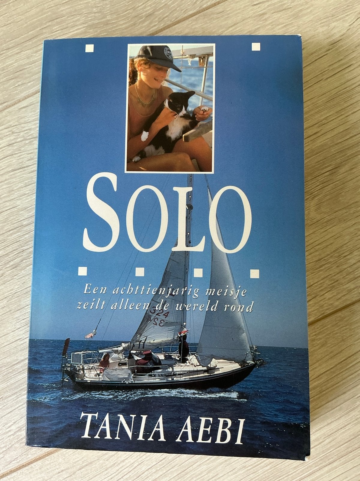 Solo: Een achttienjarig meisje zeilt alleen de wereld rond, Ophalen of Verzenden, Gelezen, Wereld overig