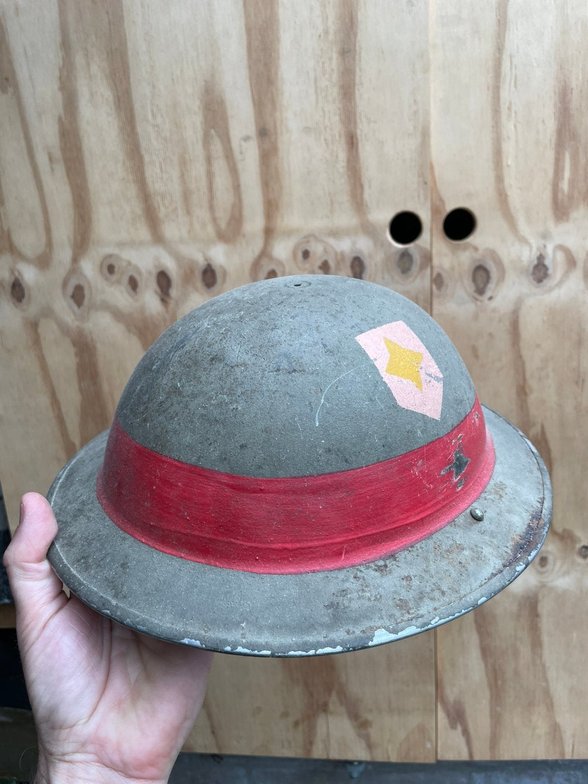 Britse helm 1940 met beschilderingen, Verzamelen, Ophalen of Verzenden, Engeland, Helm of Baret