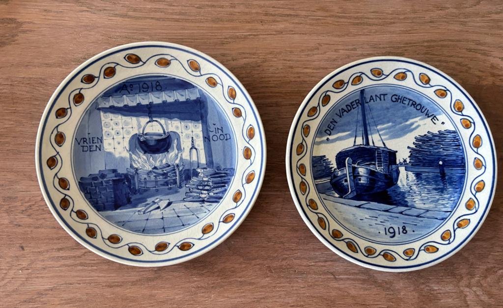 2 antieke Delfts blauwe wandbordjes 1918 – handbeschilderd, Ophalen