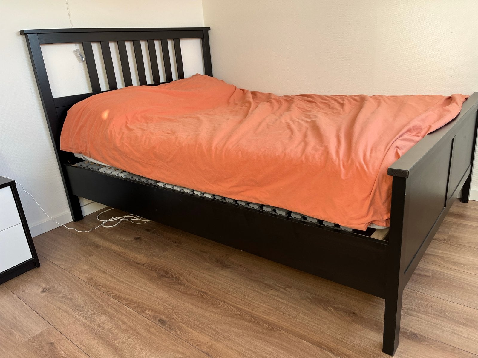 IKEA HEMNES bedframe 140X200 meter met nachtkastje, Ophalen, Gebruikt, Zwart, Tweepersoons