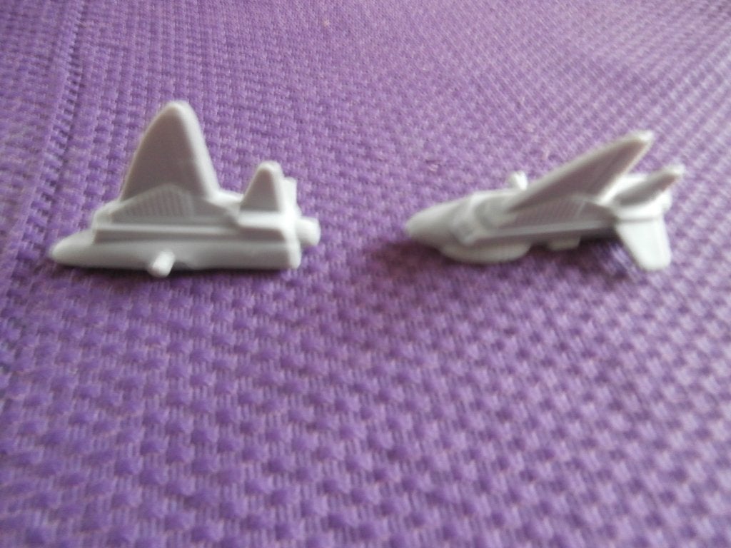 vliegtuigen vliegtuig 2 stuks plastic straaljagers voertuig, Overige merken, 1:200 of kleiner, Ophalen of Verzenden, Zo goed als nieuw