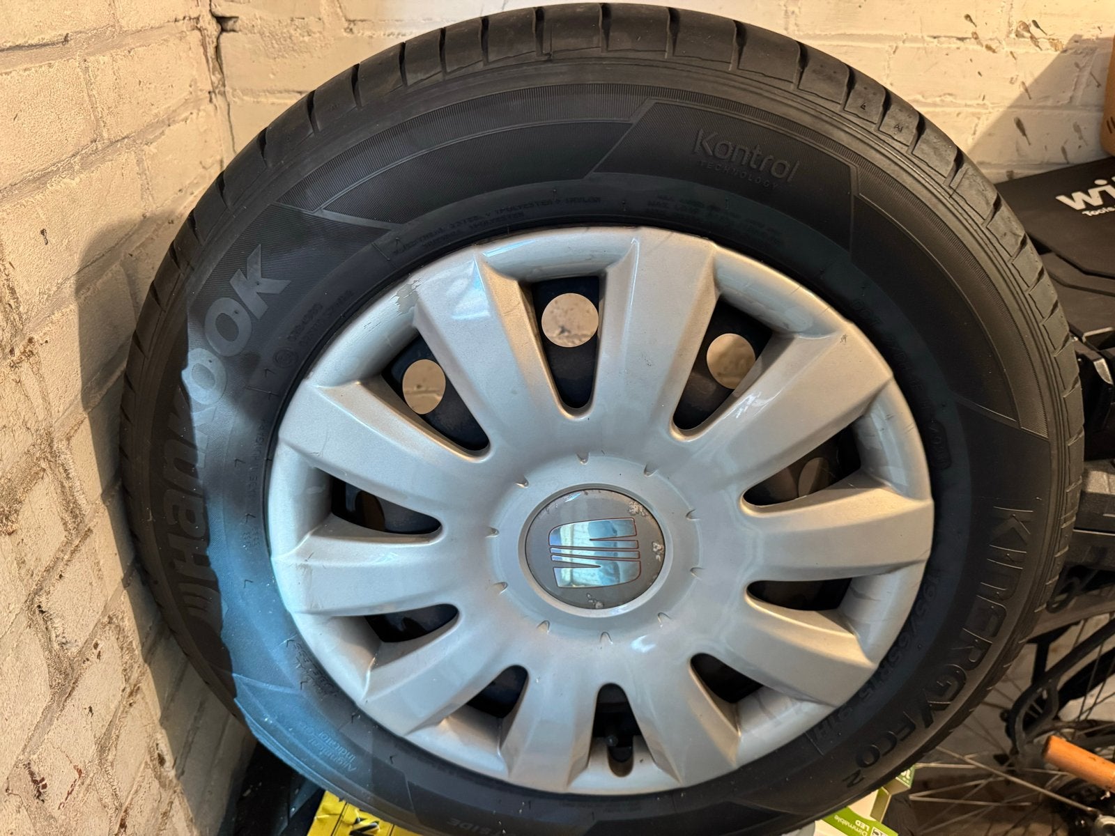 Set van 4 Hankook Kinergy Eco 2 banden met wieldoppen, Ophalen, Gebruikt, 15 inch, Banden en Velgen