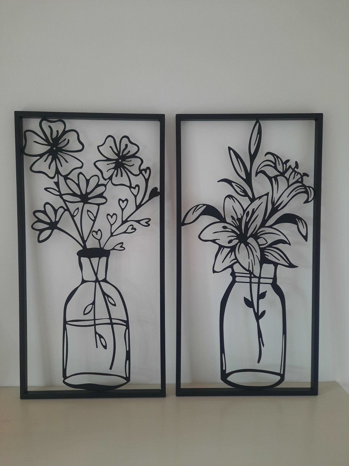 Twee zwart metalen wanddecoraties met bloemen in vaas, Huis en Inrichting, Woonaccessoires | Wanddecoraties, Metaal, Zwart, 57 cm