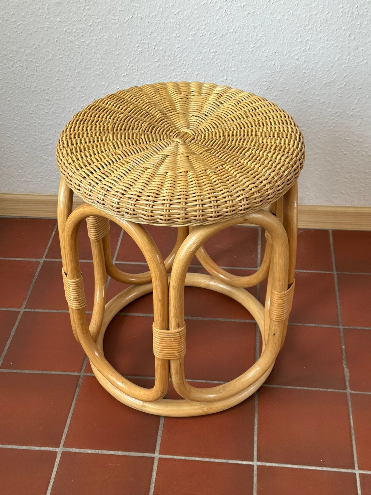 Vintage rotan krukje / bijzetkruk – boho & retro stijl, Huis en Inrichting, Krukjes, Ophalen, Zo goed als nieuw, Hout
