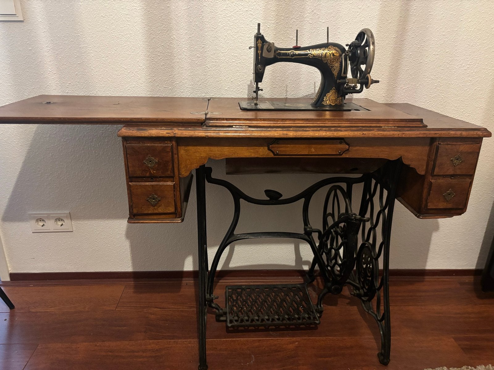 Antieke Naaimachine met Houten Kast en Gietijzeren Onderstel, Antiek en Kunst, Ophalen