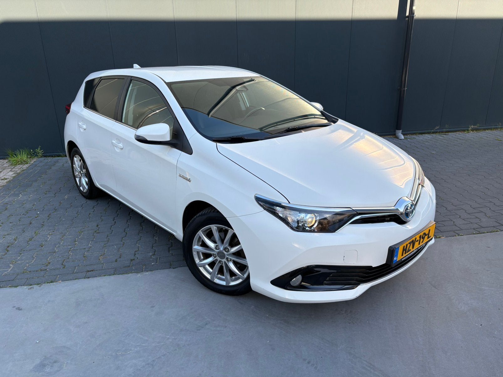 Toyota Auris 1.8 Hybrid 2018 Camera Stoelvw Keyless Clim Nav, Dealer onderhouden, 136 pk, 4 cilinders, Leder en Stof