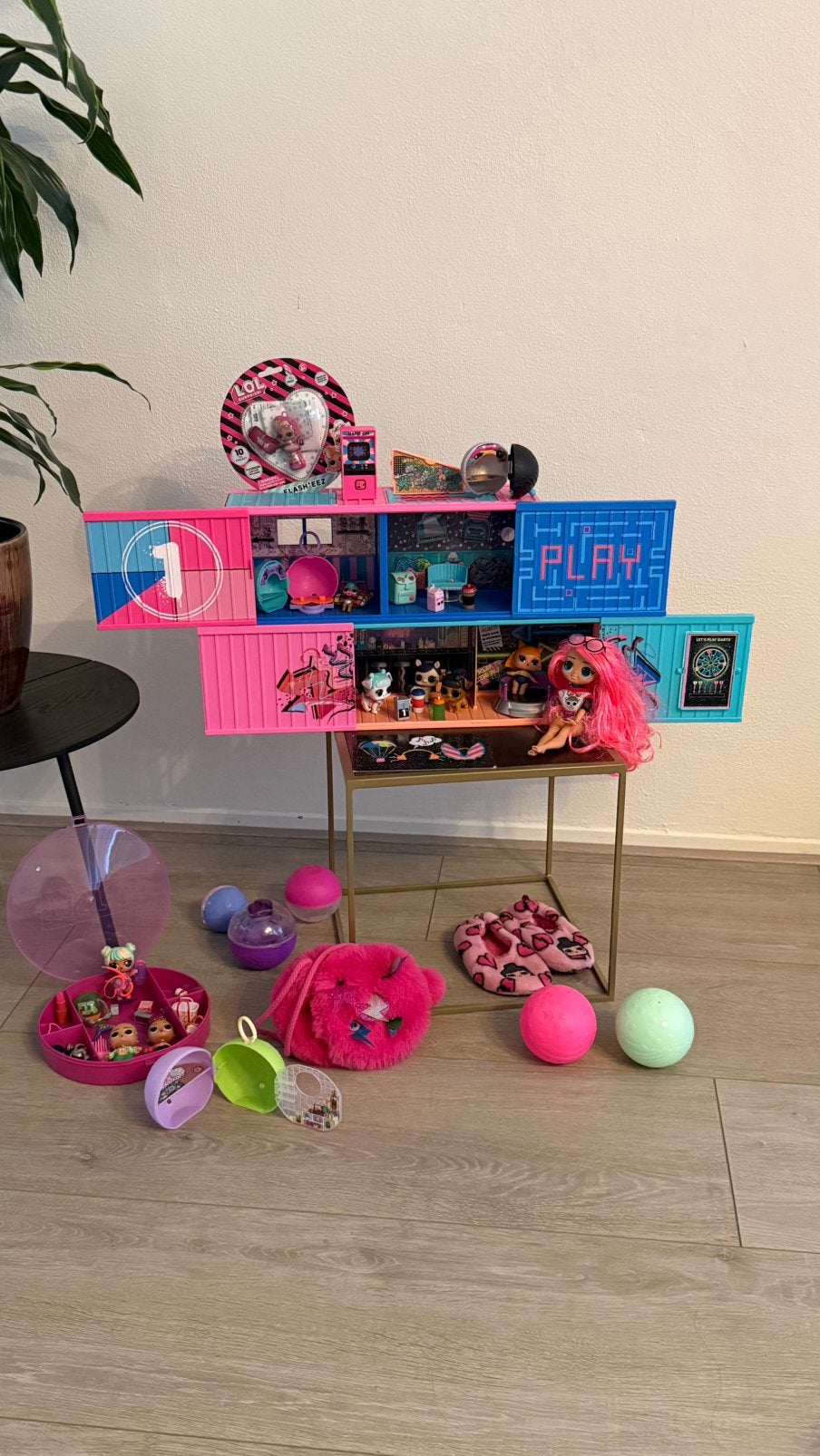 L.O.L. Surprise Poppenhuis + veel extra’s, Ophalen of Verzenden, Zo goed als nieuw, Poppenhuis