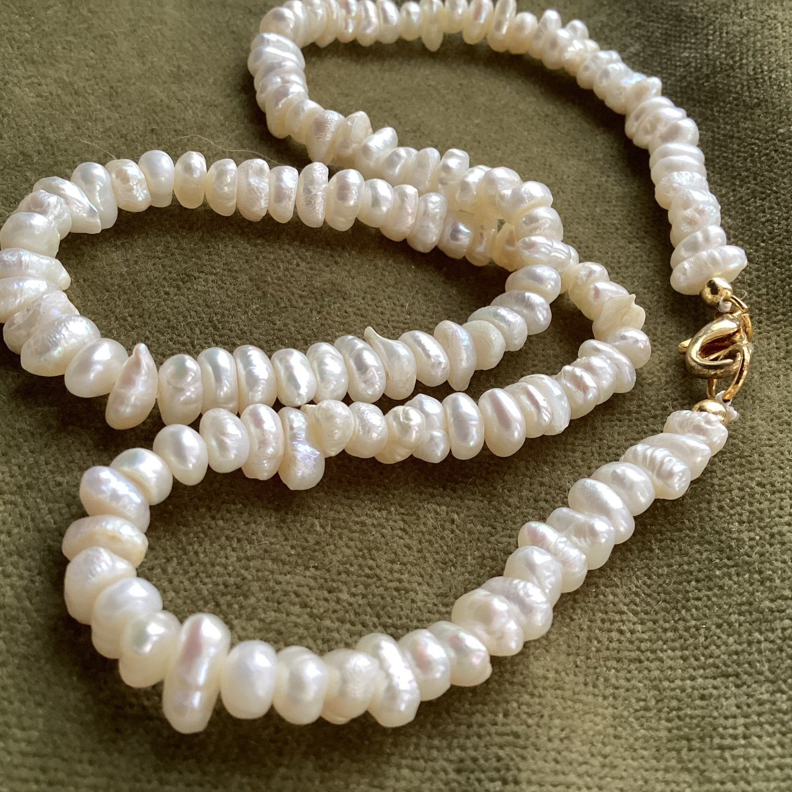 Mooie klassieke  korte ketting met zoetwaterparels, Ophalen of Verzenden, Nieuw, Beige, Overige materialen
