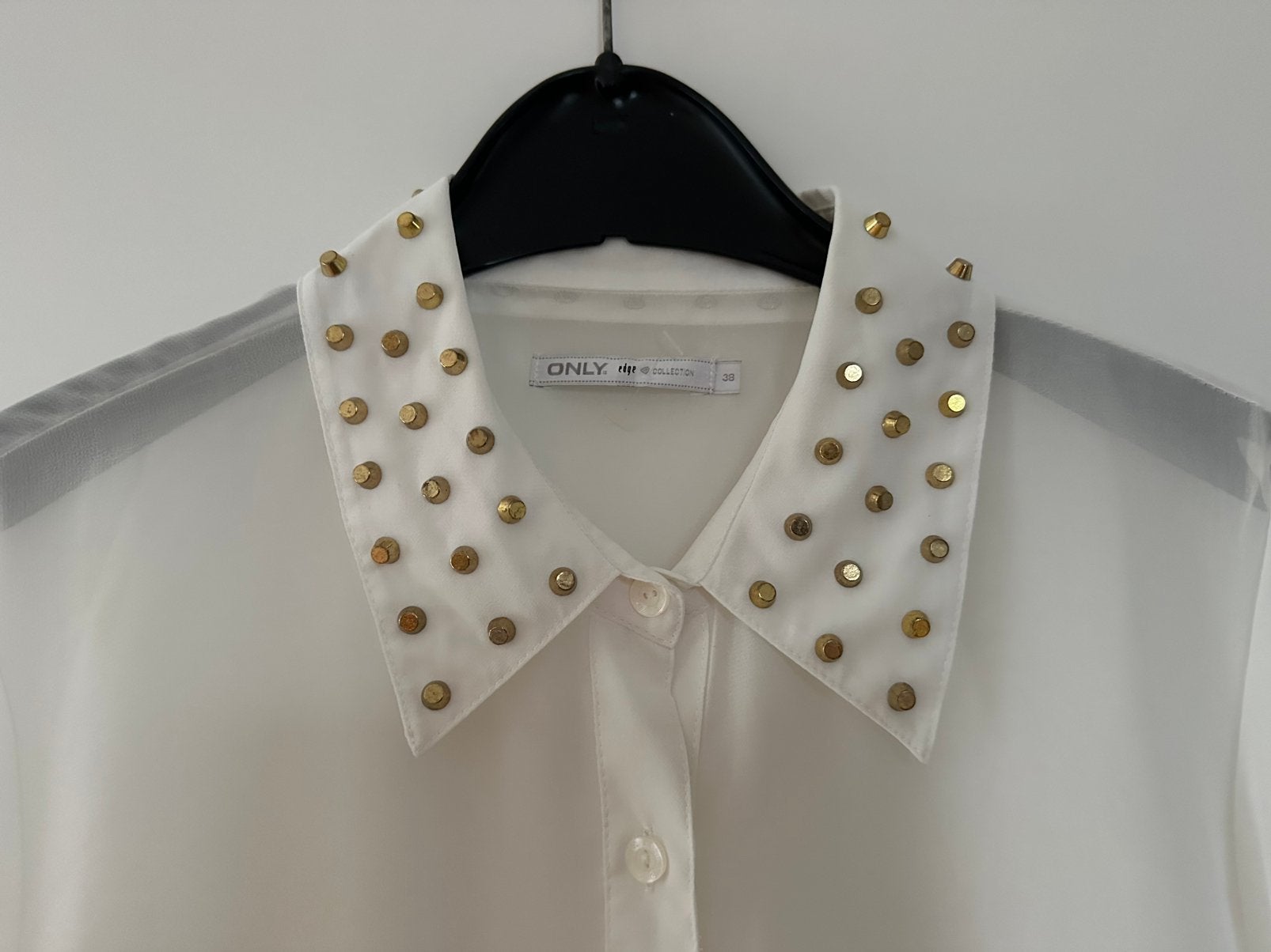 Ecru kleurige blouse met studs op kraag. Maat 38., Ophalen of Verzenden, Zo goed als nieuw, Maat 38/40 (M), Beige