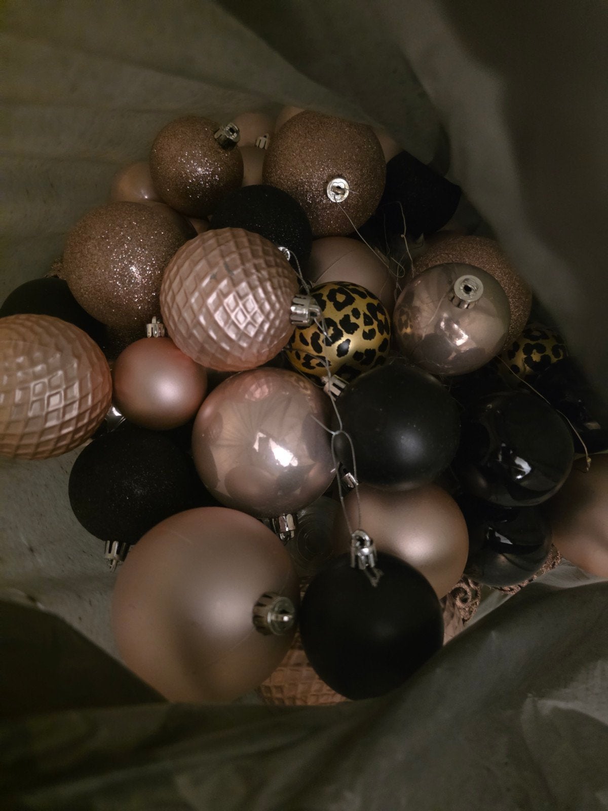 60 l zak vol plastice kerstballen roze zwart goud, Diversen, Kerst, Ophalen