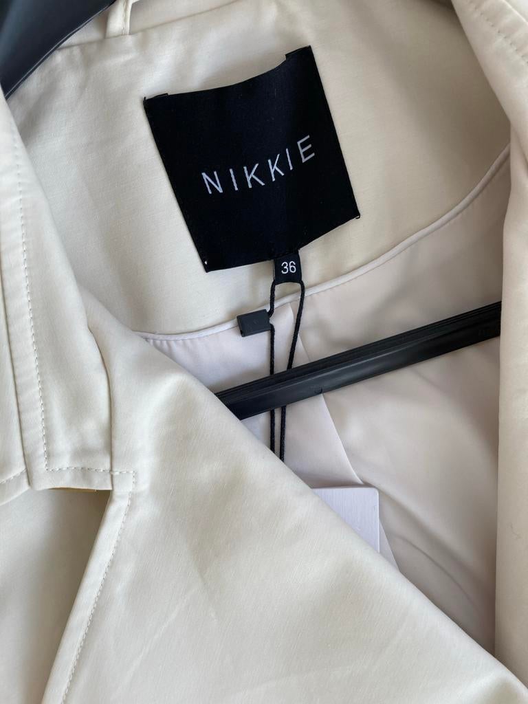 Nikkie Brooklyn Trenchcoat - Maat 36, Kleding | Dames, Beige, Ophalen of Verzenden, Zo goed als nieuw, Jasje