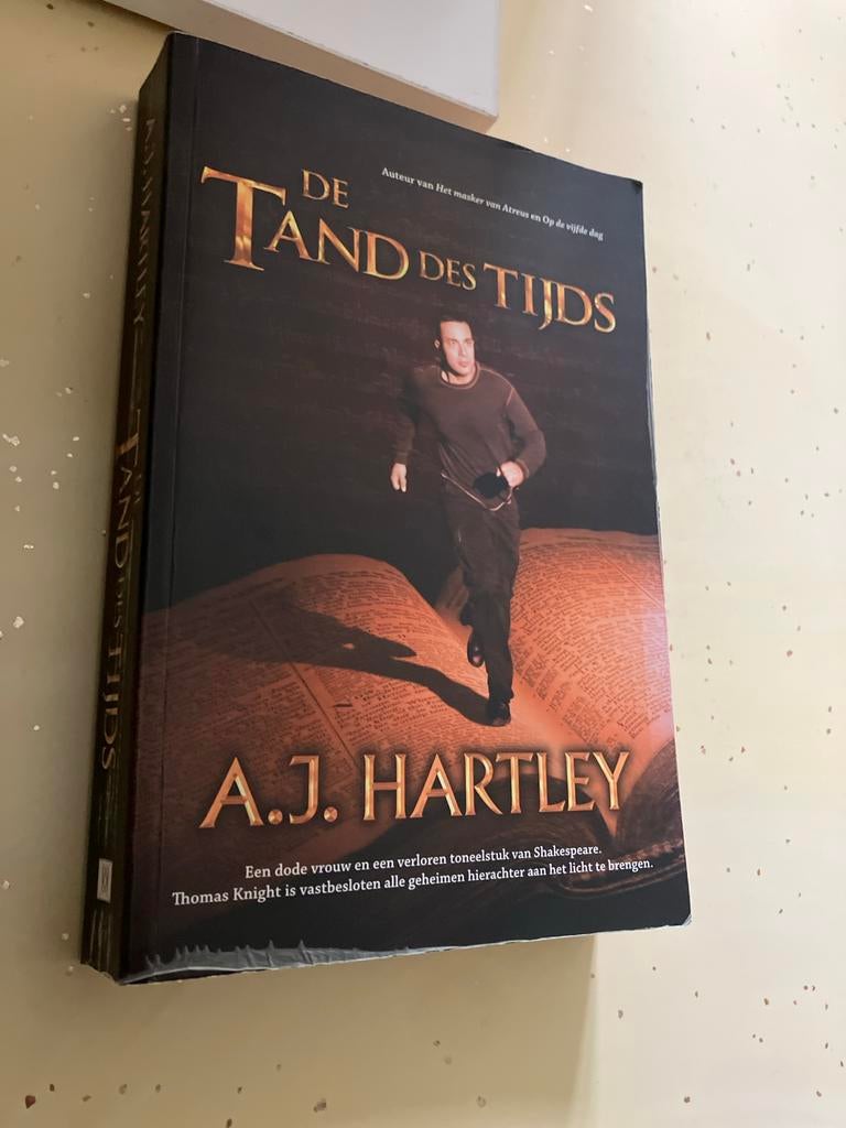 De Tand des Tijds - A.J. Hartley, Ophalen of Verzenden, Zo goed als nieuw, Nederland