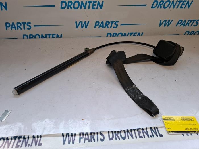 Gordelspanner links van een Volkswagen Golf