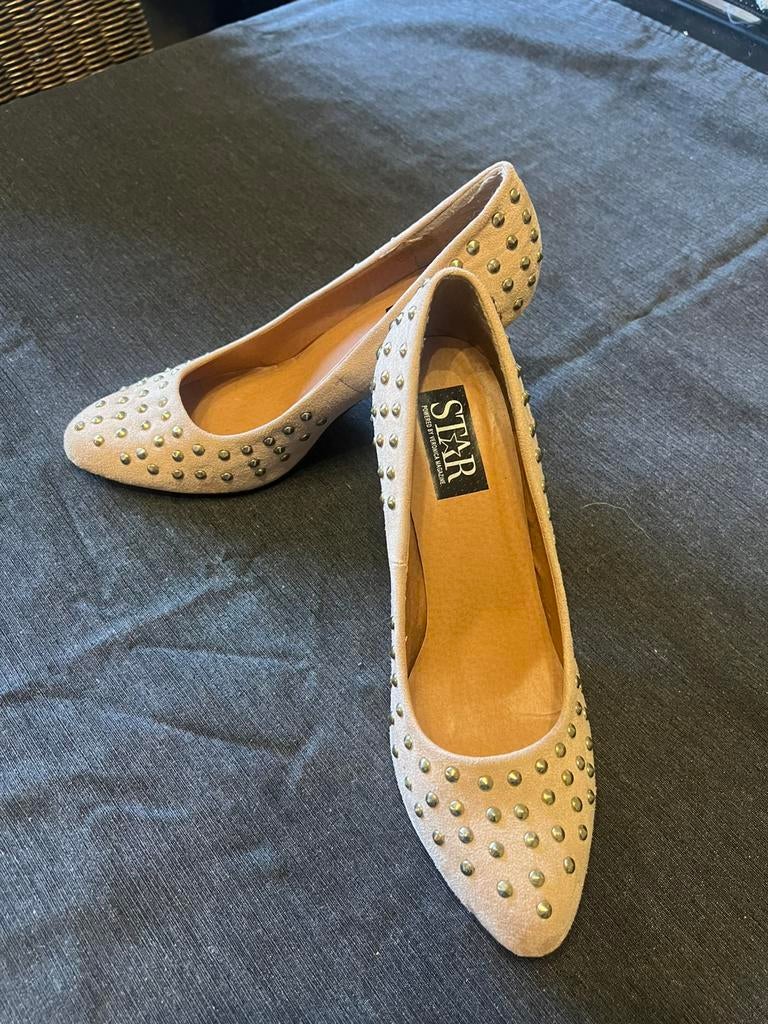 Pumps, nude met gouden studs mt 41, Kleding | Dames, Schoenen, Pumps, Beige, Ophalen of Verzenden, Zo goed als nieuw