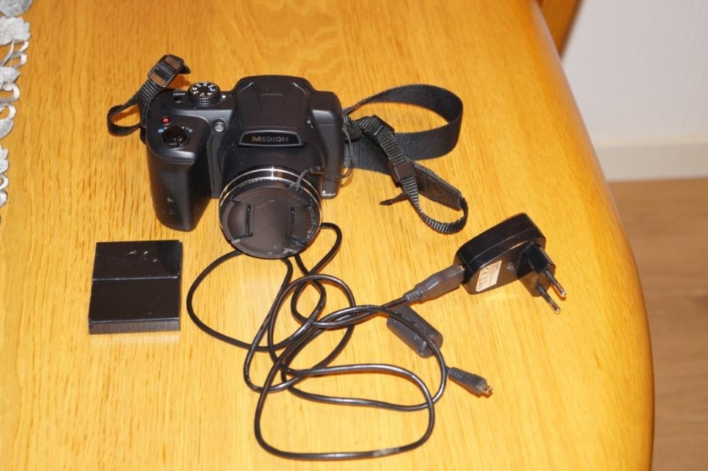 Medion digitale camera en JVC video camera, Ophalen, Gebruikt, Compact, Overige Merken