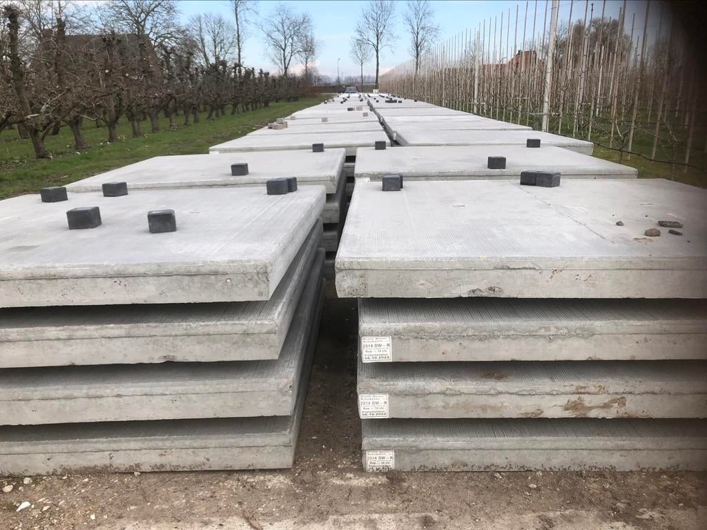 Te koop; in voorraad 500 nieuwe betonplaten. Ook silowanden, Verzenden