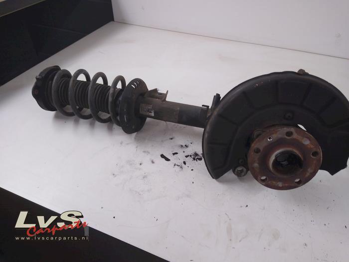 Schokdemperpoot links-voor van een Volkswagen Golf, Gebruikt, -, Volkswagen, -