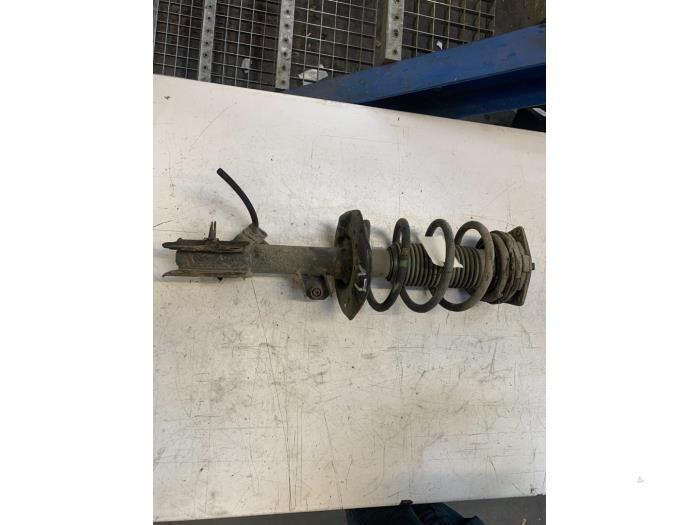 Schokdemperpoot links-voor van een Nissan Qashqai, Gebruikt, -, -, Ophalen of Verzenden