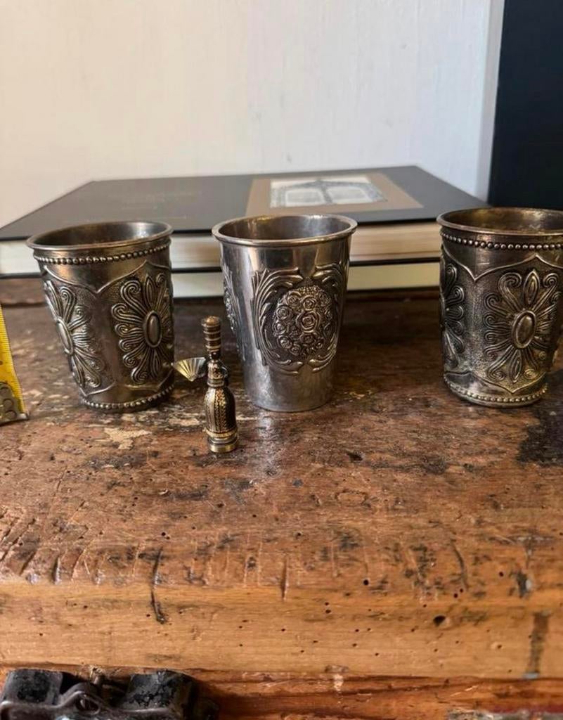 3 joodse kiddush bekers 1 brons joods figuur 2 joodse boeken, Ophalen of Verzenden
