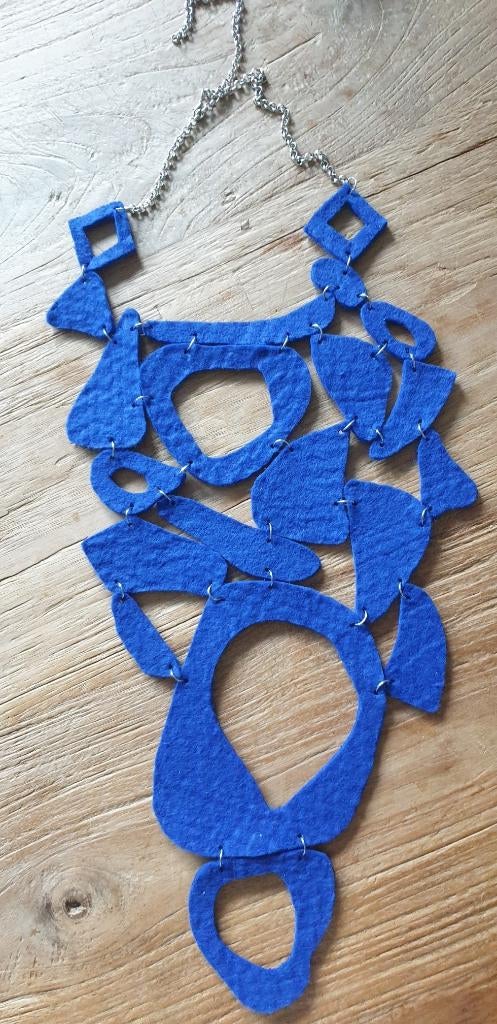 Unieke en bijzondere blauwe vilten ketting, Verzenden, Nieuw, Blauw, Overige materialen