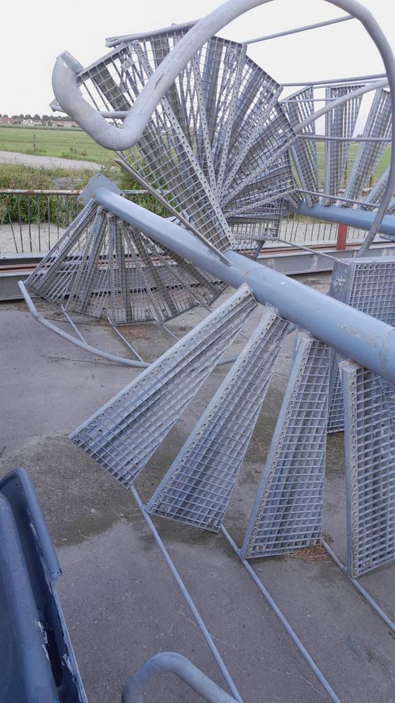wenteltrap gegalvaniseerd 4 m hoog met bordes, Ophalen of Verzenden, Zo goed als nieuw, Trap, 4 meter of meer