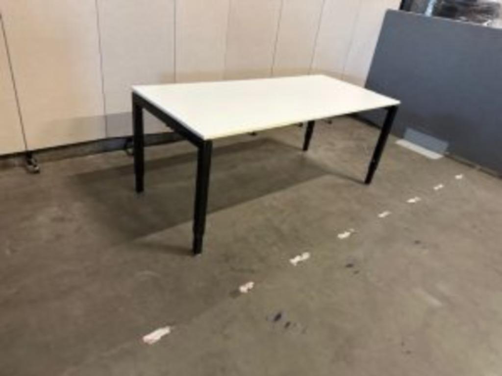 Markant bureau met knop en kabelgoot 180x90xH62-84cm, 24stuk, Ophalen of Verzenden, Gebruikt