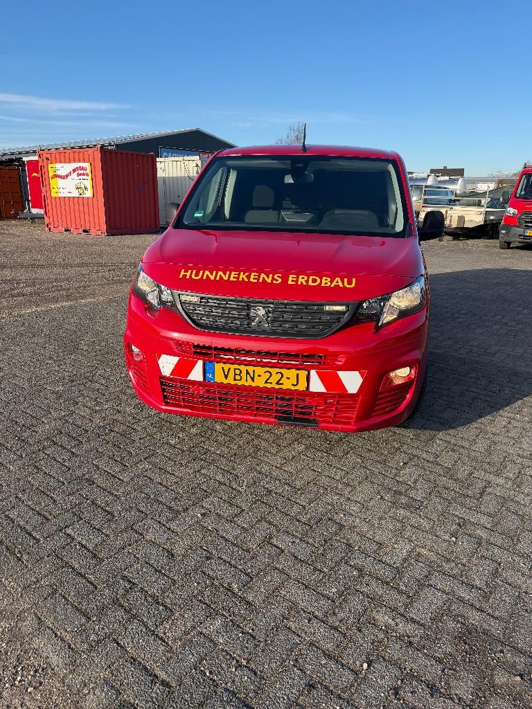Peugeot Partner 1.5 Bluehdi 100pk 650kg 3-zits 2019 Rood, Auto's, Bestelauto's, Voorwielaandrijving, Stof, 4 cilinders, Bedrijf