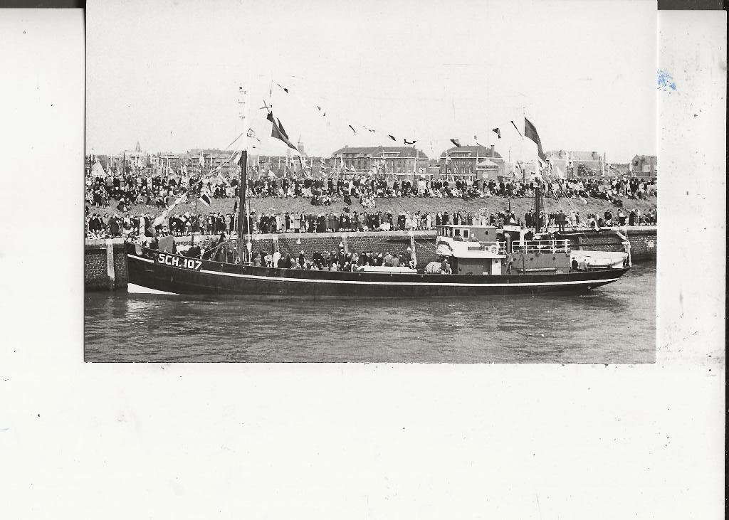 Scheveningen Vlaggetjesdag Sch 107 Ex Kw 169 Fotokaart, Verzenden, 1940 tot 1960, Ongelopen, Zuid-Holland