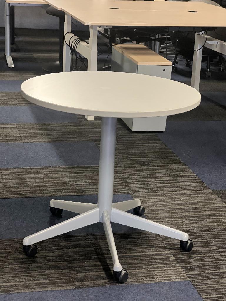 WERNDL - ronde tafel met wielen - 50 euro, 1 stuk, Gebruikt, Vijf personen of meer, Rechthoekig, 50 tot 100 cm