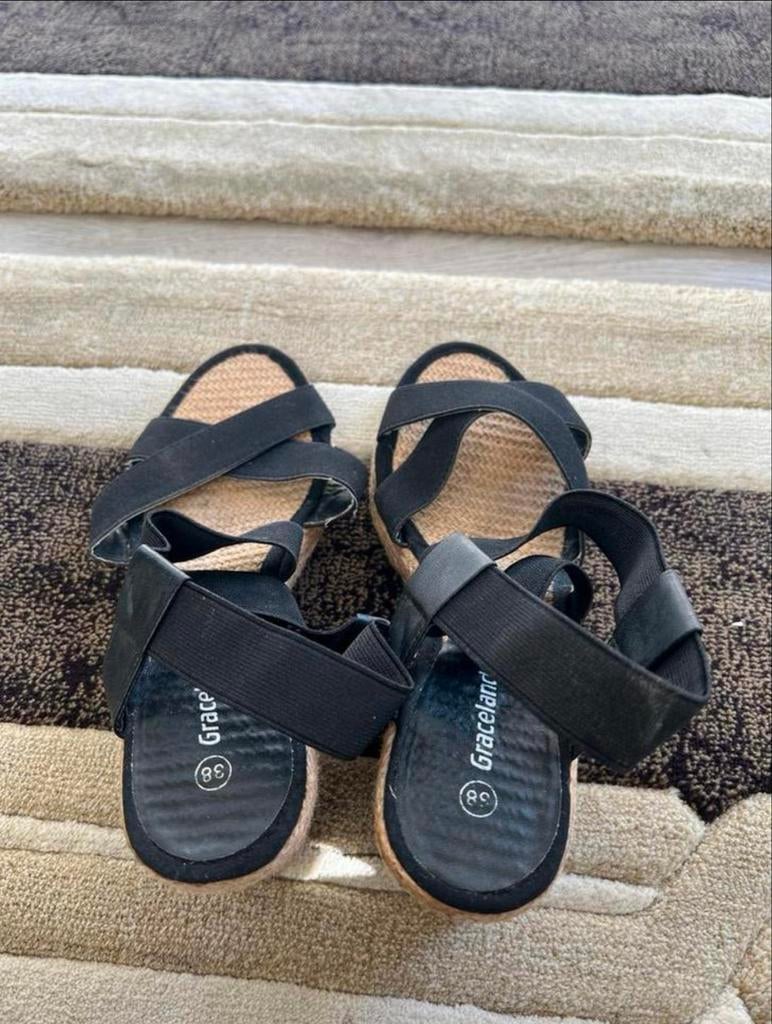 Graceland sandalen sleehak - maat 38, Zwart, Zo goed als nieuw, Sandalen of Muiltjes, Ophalen of Verzenden