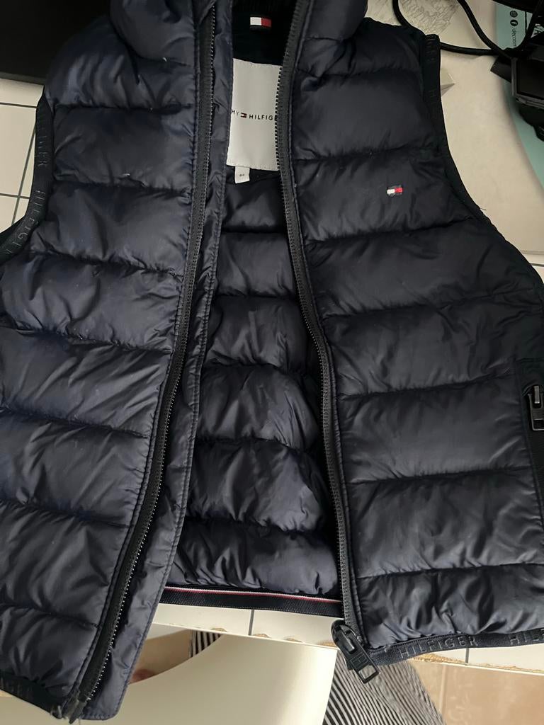 Tommy Hilfiger Bodywarmer Maat 86, Kinderen en Baby's, Ophalen of Verzenden, Zo goed als nieuw, Jongetje of Meisje, Jasje
