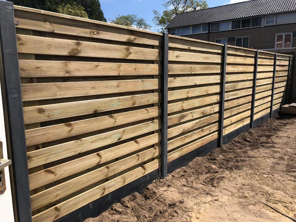 Foto 3 van Hout/beton schutting horizontaal geschroeft