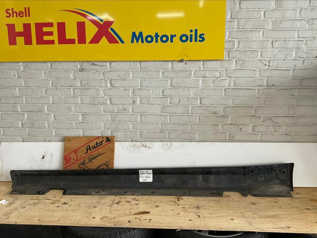 Sideskirt/dorpelkap rechts BMW E90,E91 Black Sapphire 475, Auto-onderdelen, Ophalen, Gebruikt