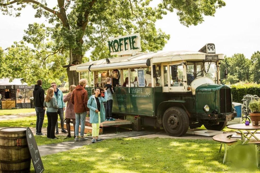 Foto 13 van foodtruck DJ-boot schoolbus te huur