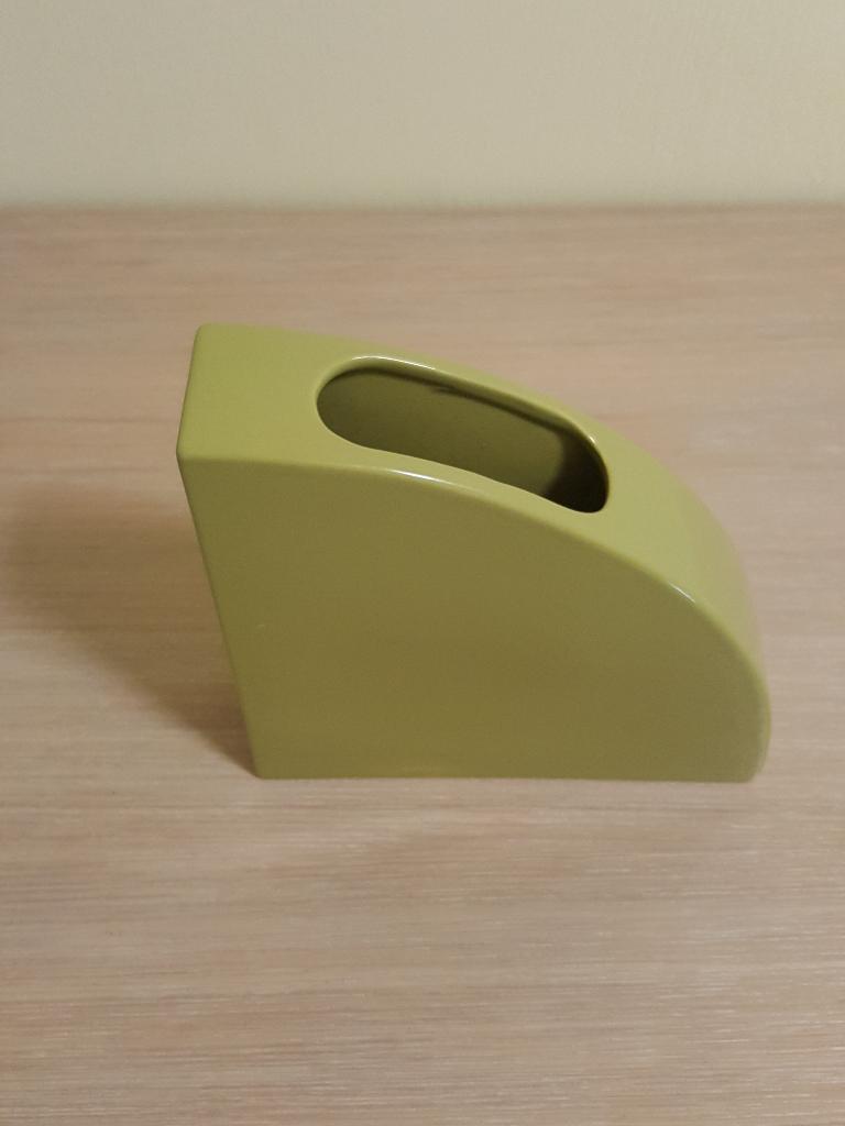 Geometrische vaas in olijfgroene keramiek (vintage), Gebruikt, Aardewerk of Porselein, Ophalen of Verzenden, Minder dan 50 cm