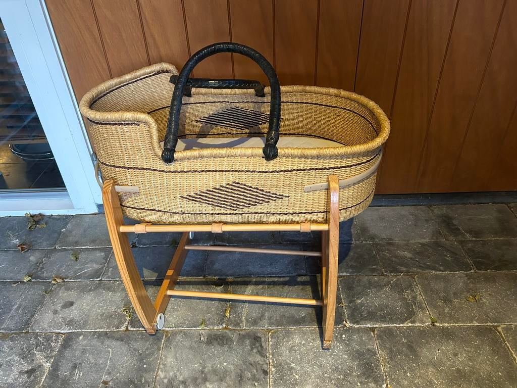 Rieten / rotan wiegje voor baby + standaard Petit Filippe, Kinderen en Baby's, Ophalen, Zo goed als nieuw, Wieg
