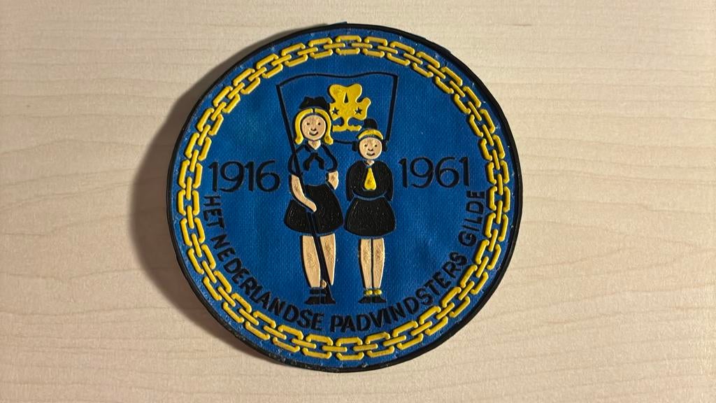 Nederlandse Padvindsters Gilde 1916-1961, Ophalen of Verzenden, Zo goed als nieuw, Embleem, Speld of Insigne