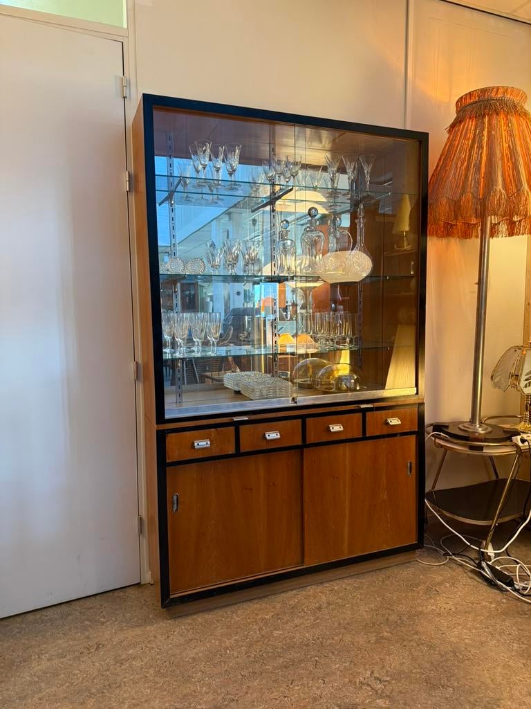 Vintage notenhouten winkel vitrinekast ‘60, Huis en Inrichting, Kasten | Vitrinekasten, Glas, Vintage retro buisframe design rotan webbing papercord deens