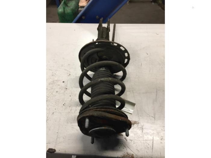 Schokdemperpoot links-voor van een Toyota Avensis, Gebruikt, -, -, Ophalen of Verzenden