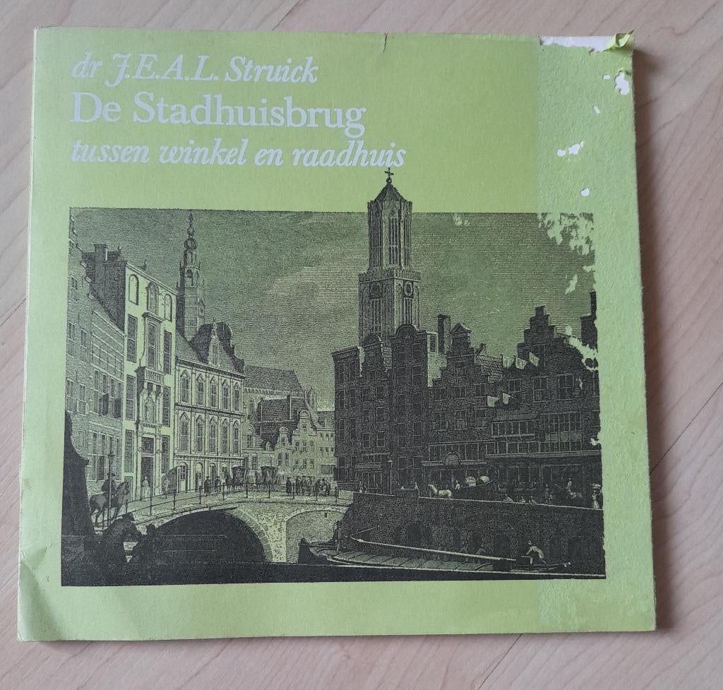 DE STADHUISBRUG TUSSEN WINKEL EN RAADHUIS door JEAL Struick, Ophalen of Verzenden, Gelezen