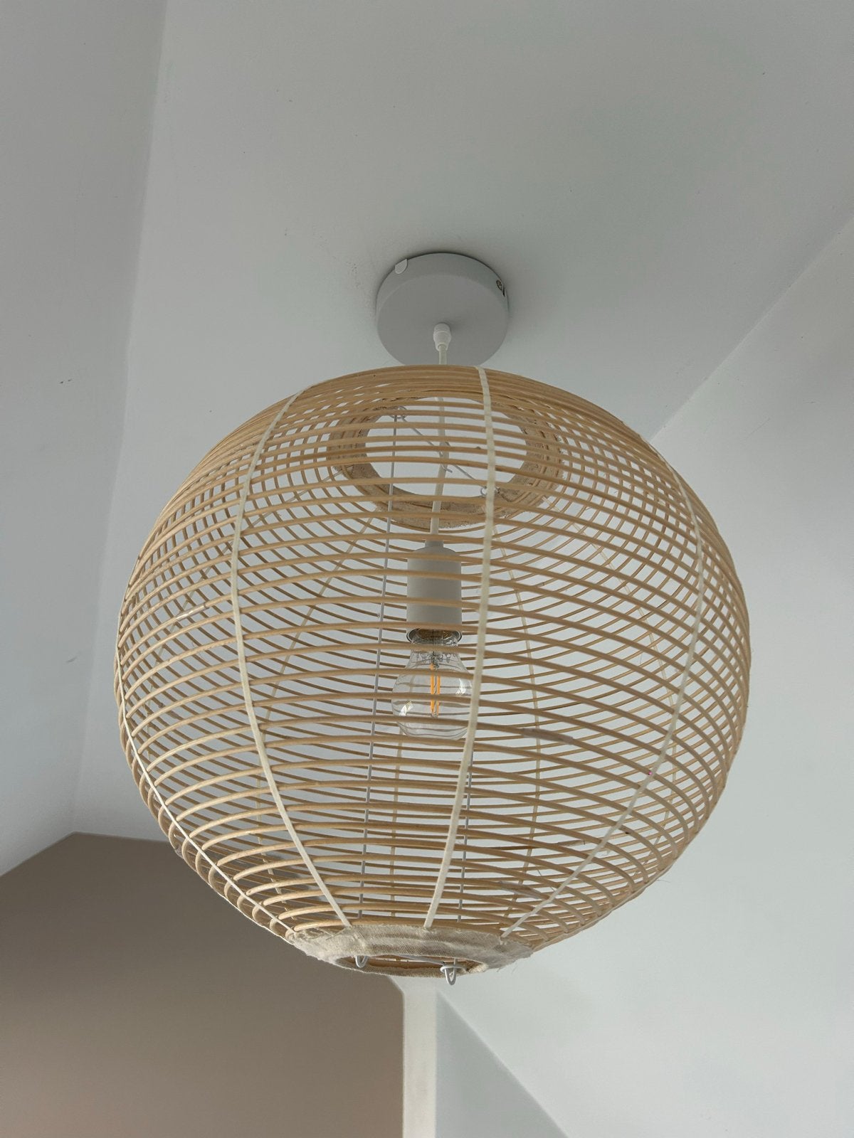 2x Karwei rieten rotan hanglampen wit, Ophalen of Verzenden, Gebruikt, Natuurlijk materiaal, E27 (groot)
