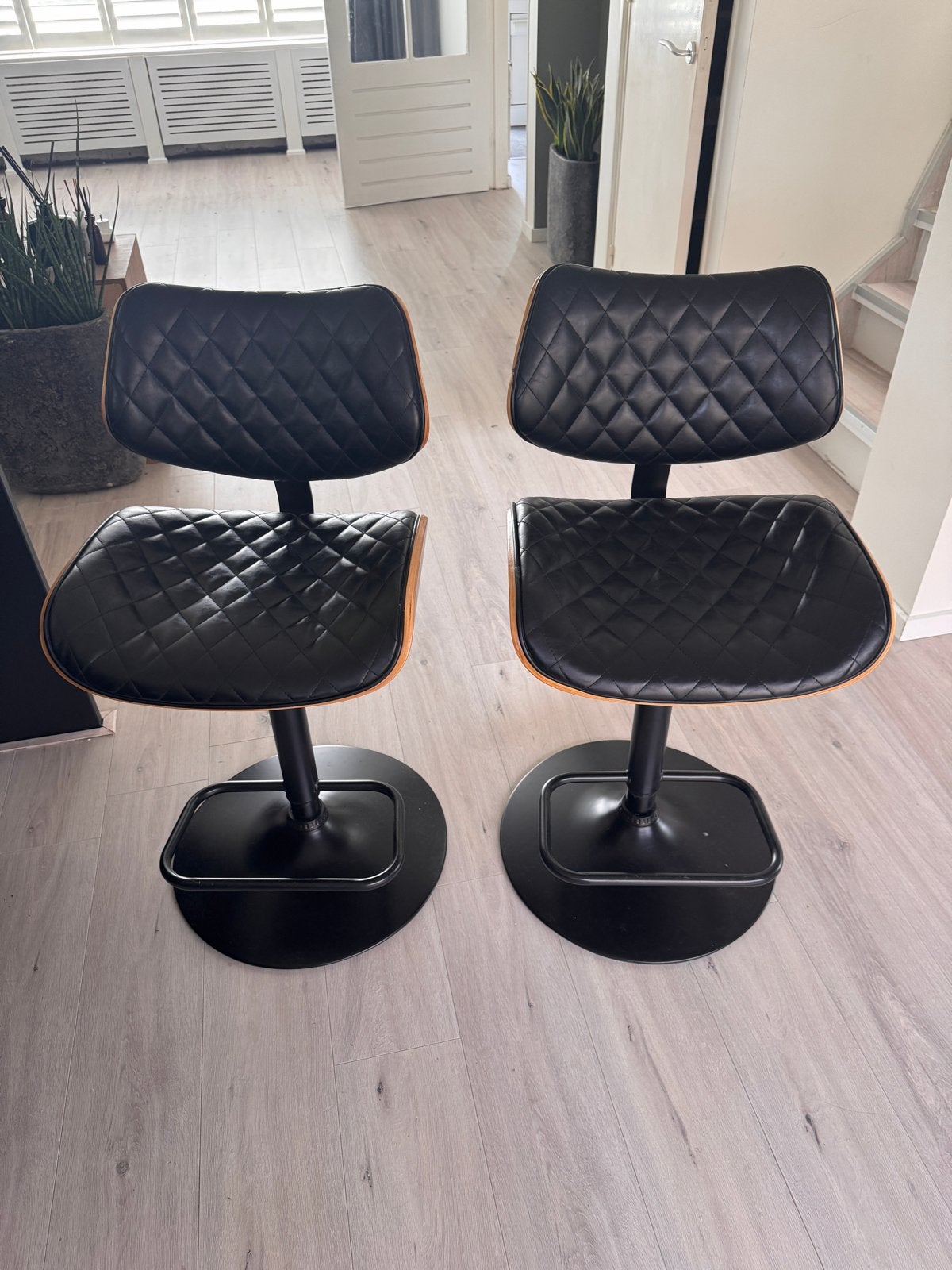 2x Zwarte barkrukken met rugleuning en voetsteun, Huis en Inrichting, Ophalen, In hoogte verstelbaar, Zo goed als nieuw, 90 cm of meer