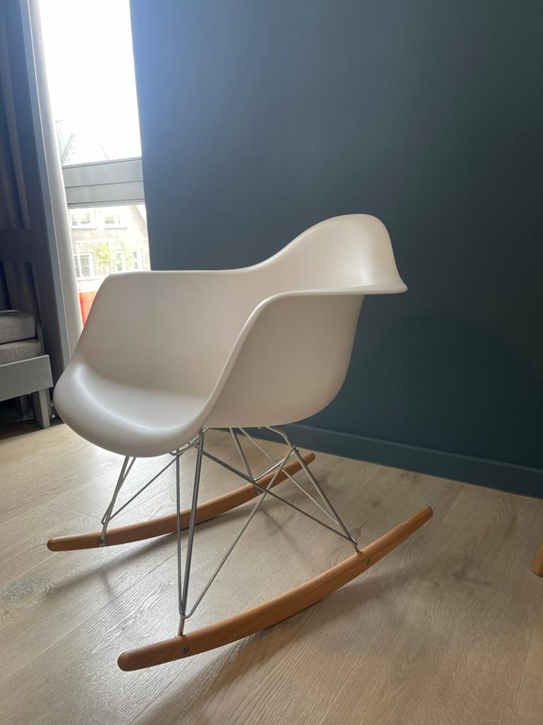 Schommelstoel - Wit met Hout, Huis en Inrichting, Stoelen, Kunststof, Wit, Ophalen of Verzenden, Zo goed als nieuw