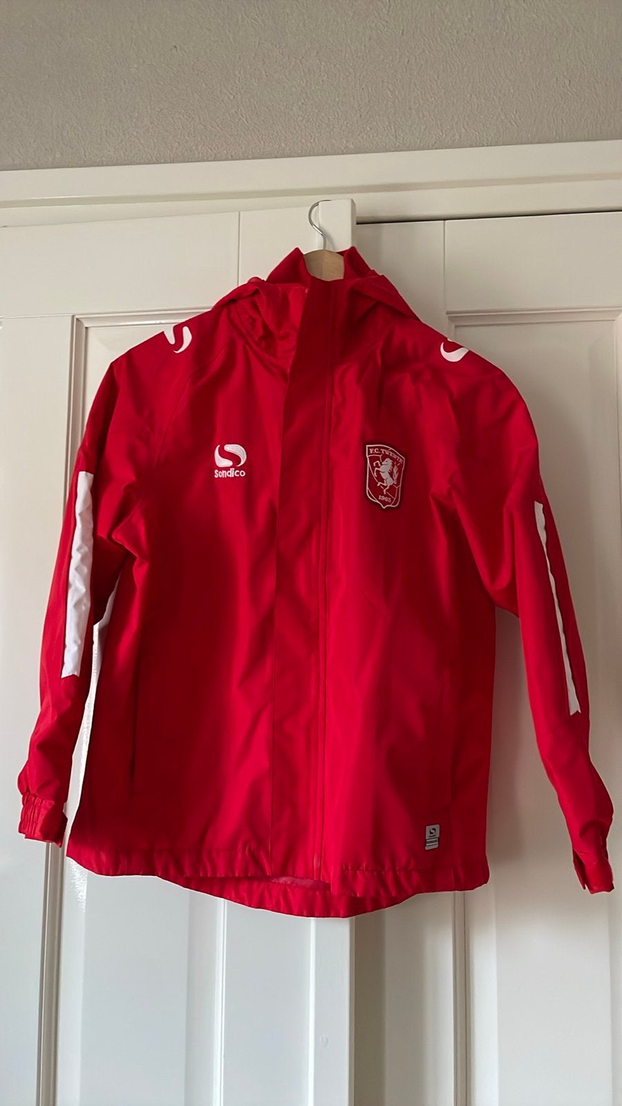 FC Twente regenjas - Sondico, Ophalen of Verzenden, Zo goed als nieuw, Jongen of Meisje, Jas
