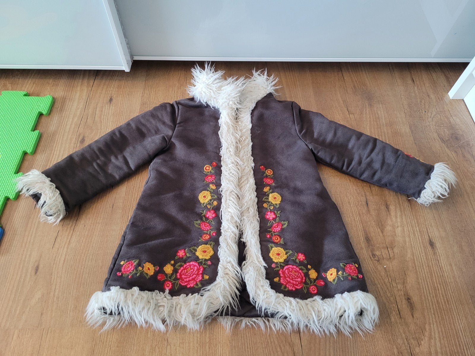 H&M jas maat 98 met bontkraag en geborduurde bloemen, Gebruikt, Meisje, H&M, Ophalen of Verzenden